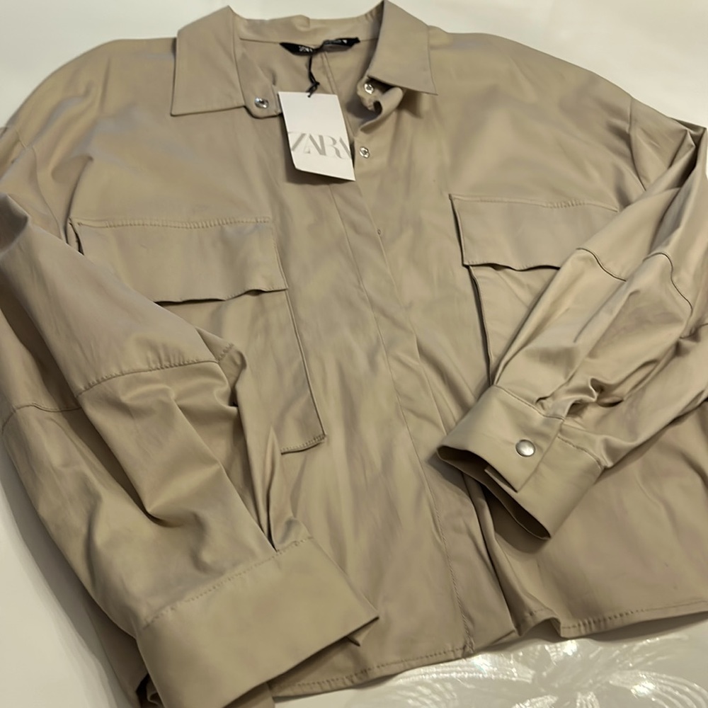 Zara Poplin Shirt Beige front pockets, pleated in back nwt